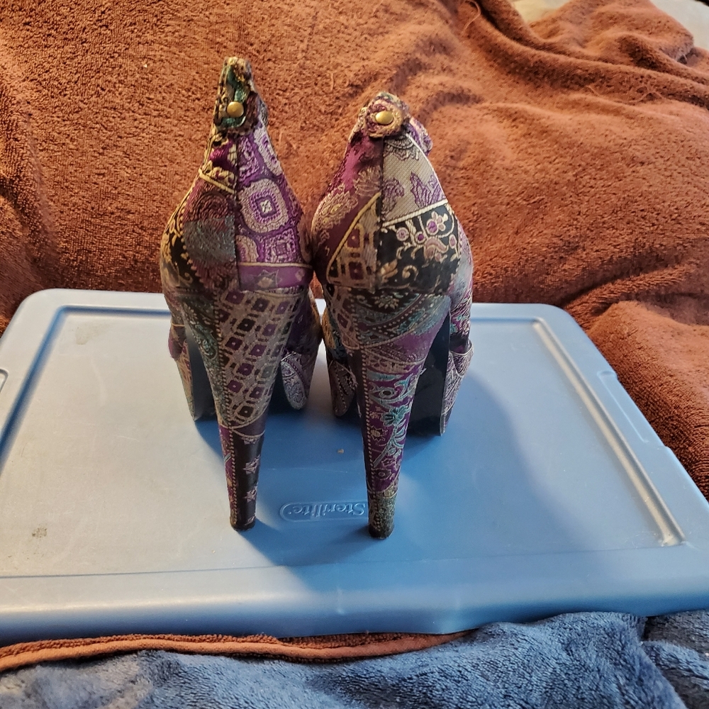 Heels - Picture 3 of 4